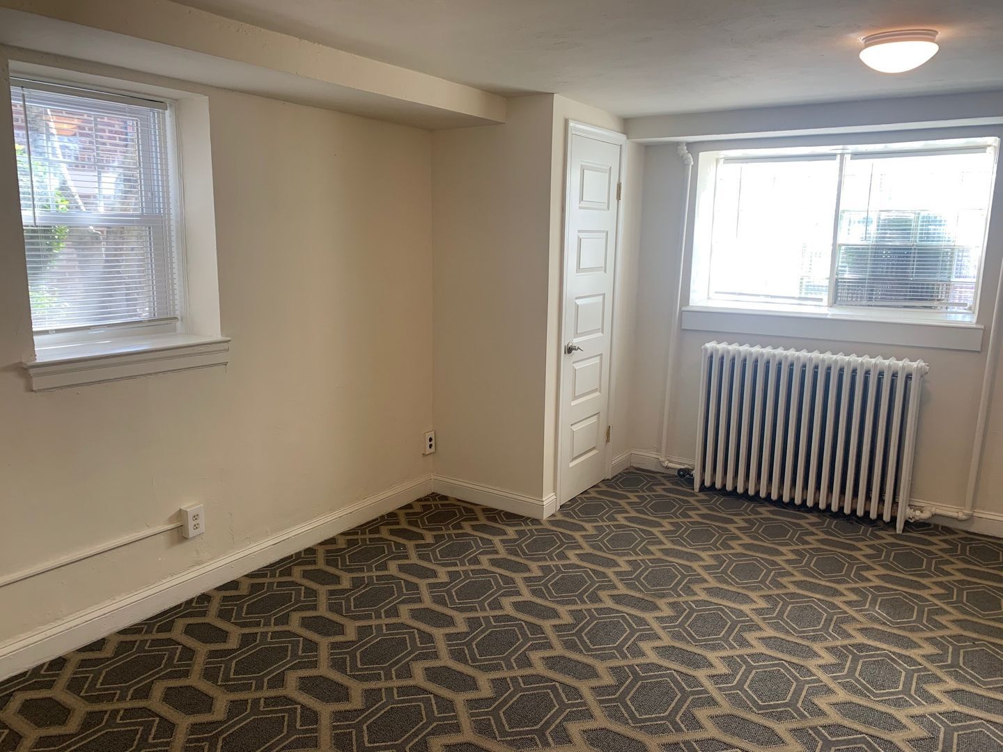 Building Photo - Fabulous Frankford Studio, Available Now!