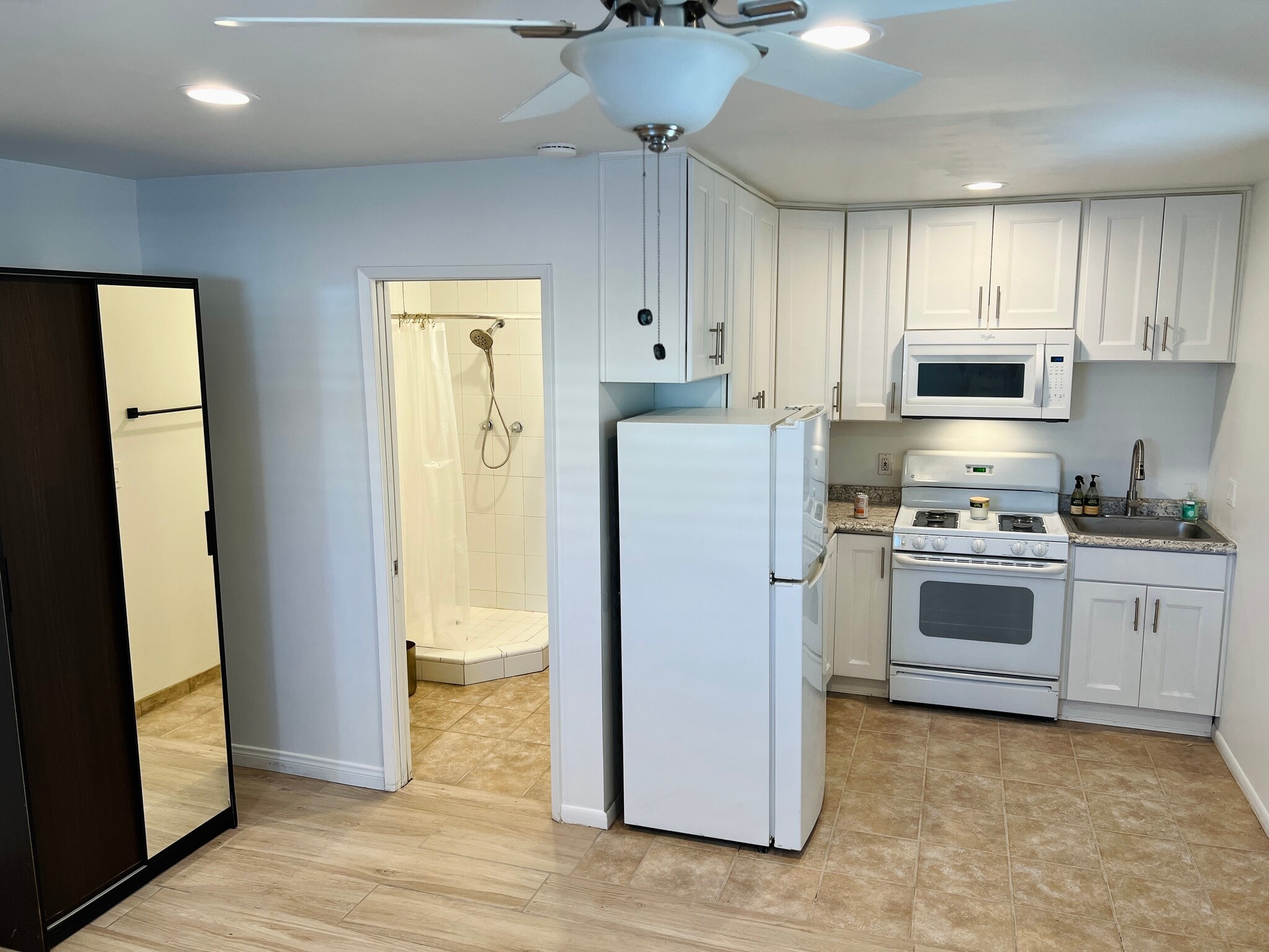 Room facing bathroom and kitchen - 1404 N Buena Vista St