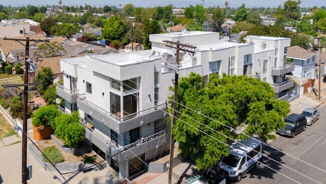 Building Photo - Newly Remodeled 2 Bed, 2 Bath Apartment in Valley Village!