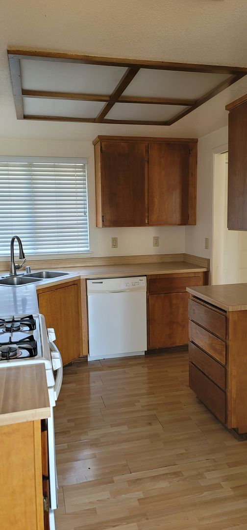 Building Photo - House For Rent!