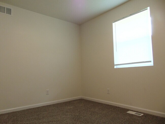 Building Photo - Newly Remodeled 4 Bed 2 Bath Duplex!