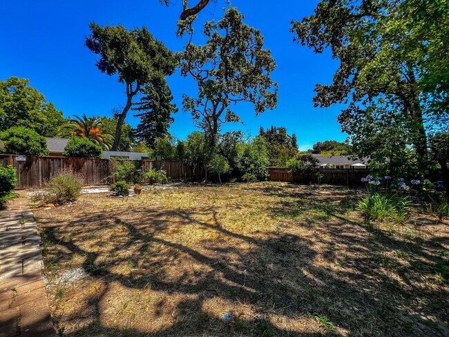 Building Photo - Freshly Renovated 3 Bedroom Home with Large Fenced Yard & Double Garage
