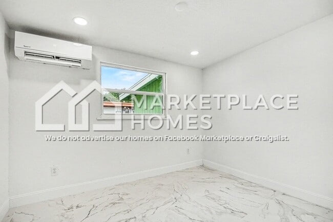 Building Photo - 408 Bassedena Cir N