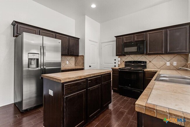 Building Photo - 586 Creekside Cir