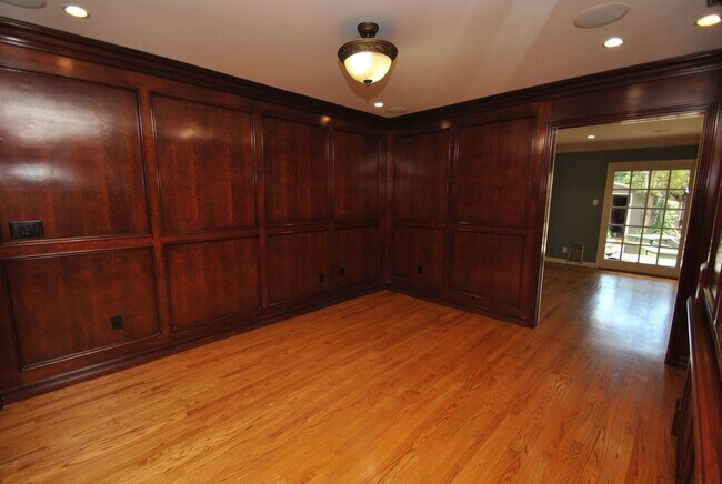 Building Photo - Stunning Colonial Revival in Bixby Knolls