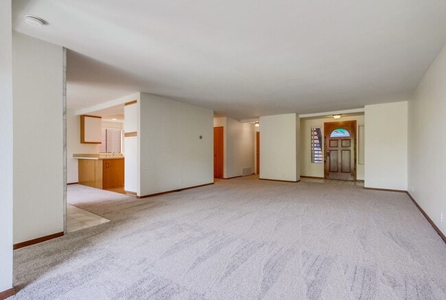 Building Photo - Prime Carlsbad Location - Available July 2025