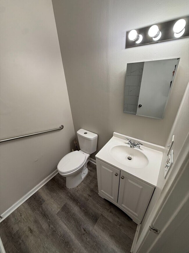 Building Photo - Must see studio apartment