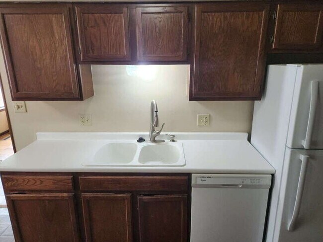 Building Photo - 926 Breezewood Cir