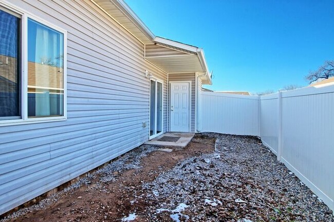 Building Photo - Charming 3 Bed, 2 Bath Townhome in Orchard...
