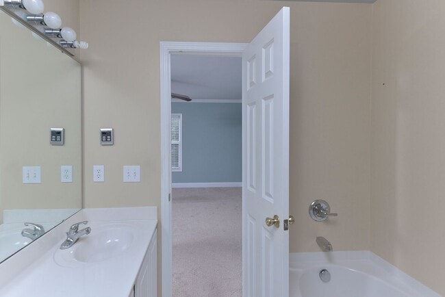 Building Photo - 2 Bedroom, 2.5 Bath in Hampton Forest- Mov...