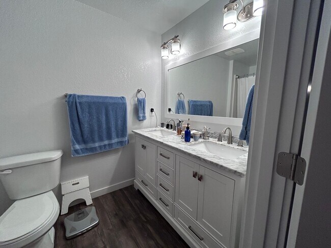 Building Photo - 3 Bedroom 2 Bath home in south Bellingham with a 2-car garage