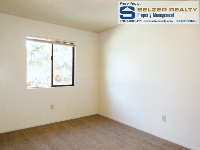 Building Photo - 880 S Orchard Ave