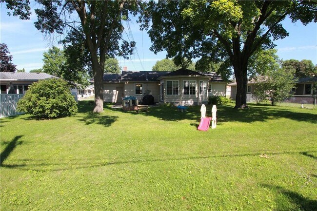 Building Photo - 4 Bedroom, 1.5 Bathroom Beautiful Home - You do not want to miss this one!