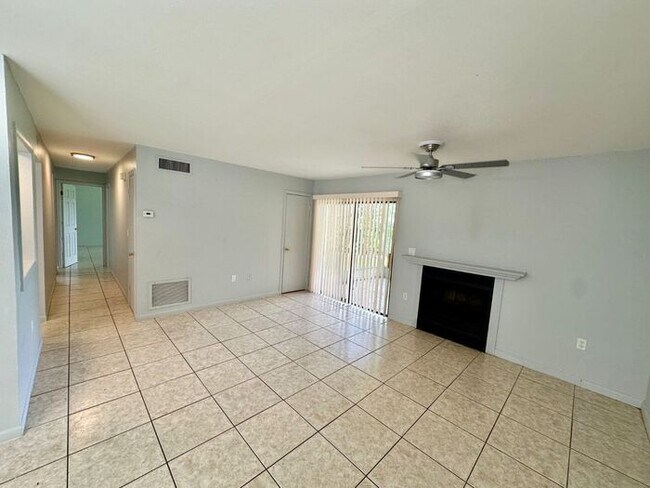 Building Photo - Spacious 2 bedroom on the first level