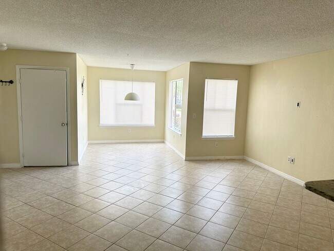 Building Photo - Spacious and Beautiful - Unfurnished 2/2 at Villas Del Sol !