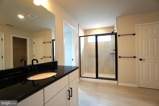 Building Photo - 612 America Dr