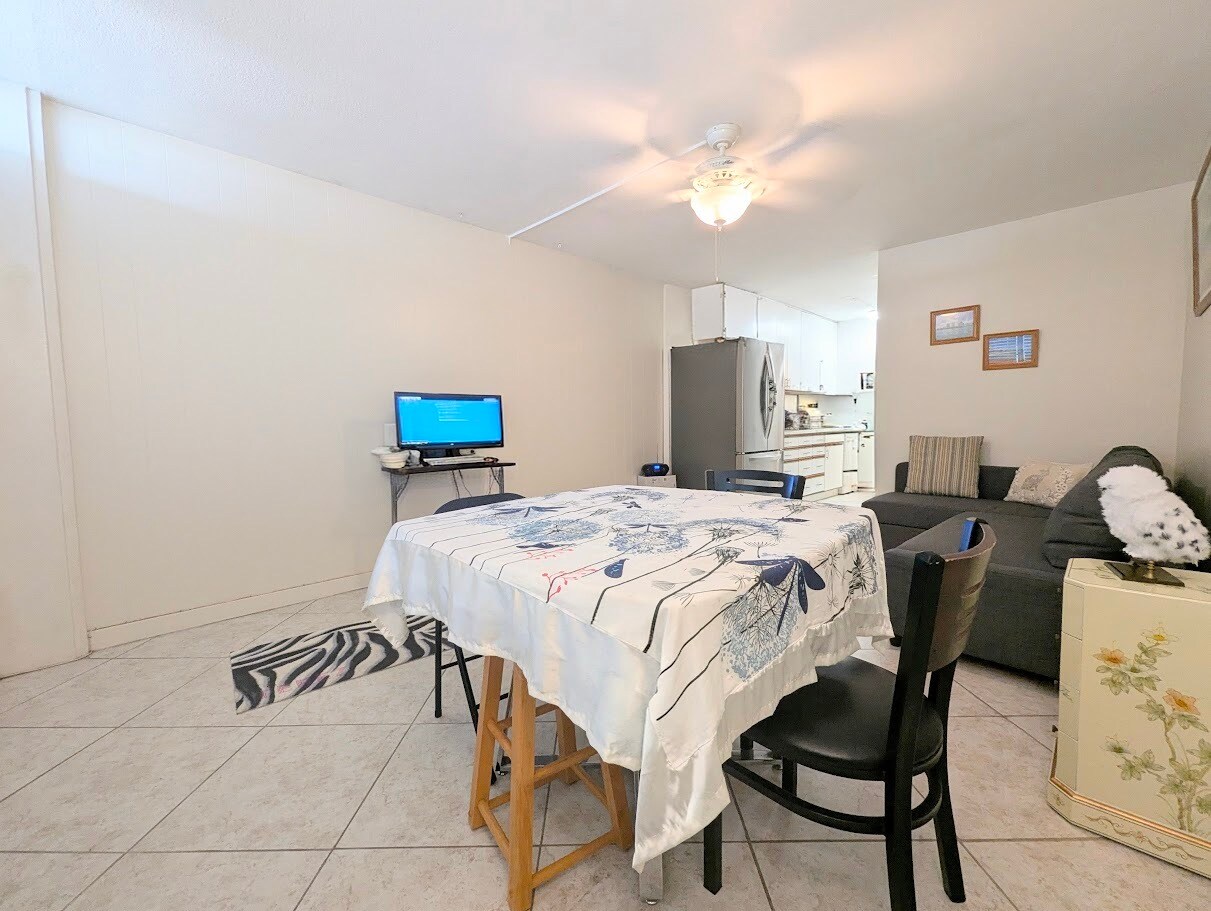 Building Photo - 425 Ena Rd