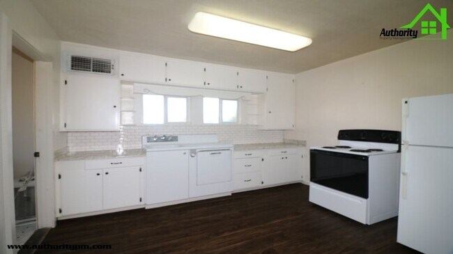 Building Photo - 1137 Magnolia Ave