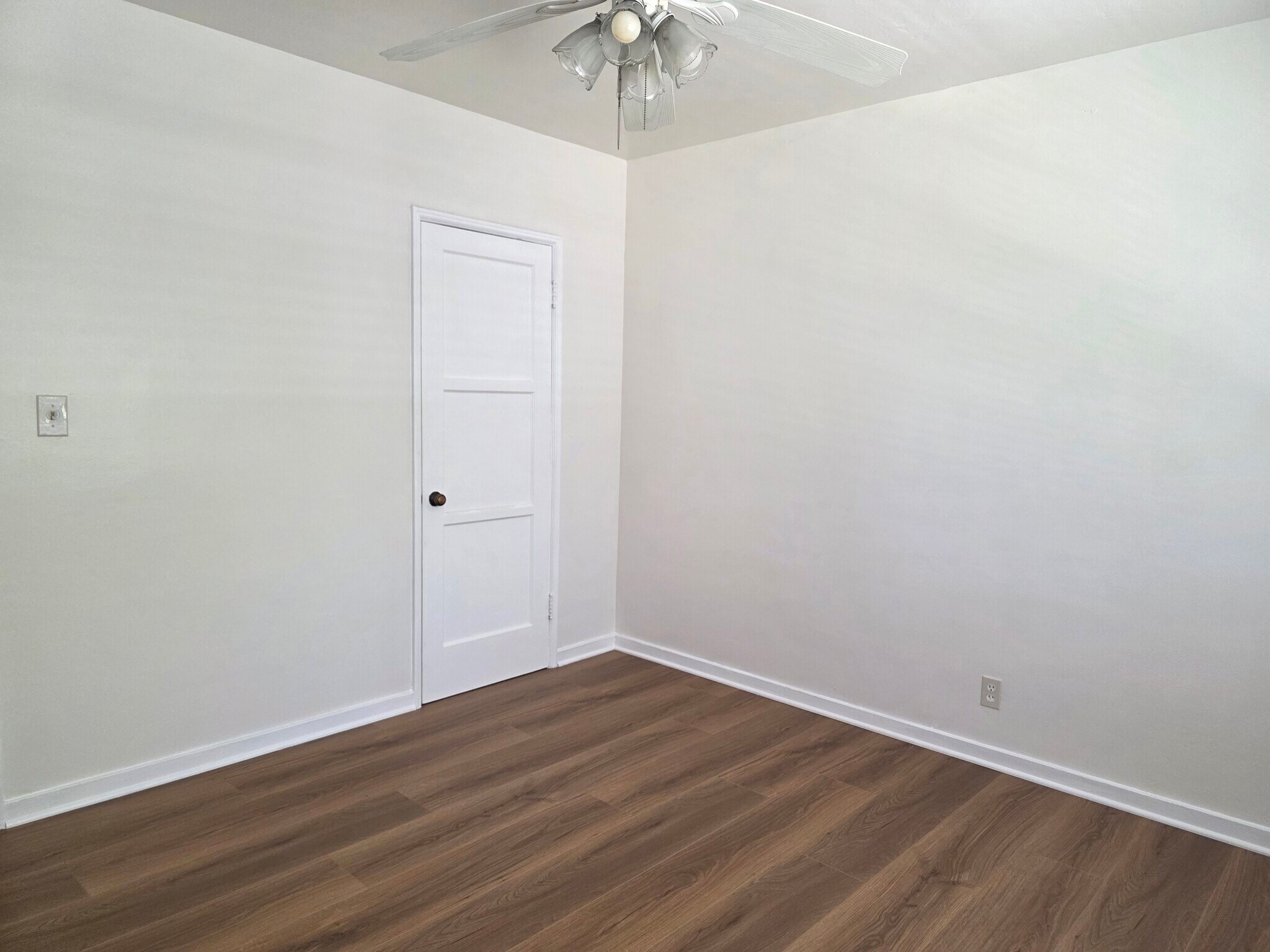 Building Photo - 10917 Moorpark St