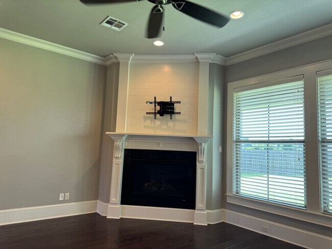 Building Photo - Gated community with community POOL!!!!