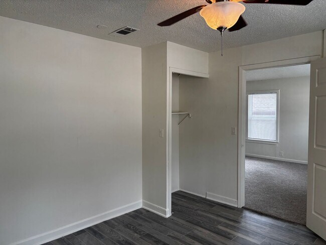 Building Photo - 4 Bedroom 2 Bath
