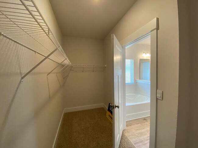 Building Photo - 3398 Southwind Dr