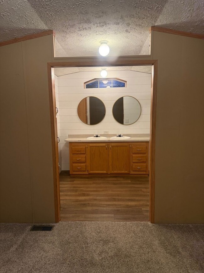 Building Photo - 808 N 8th St