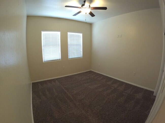 Building Photo - 4071 N Sommerset Ave