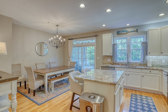 Building Photo - Fairfield Townhome