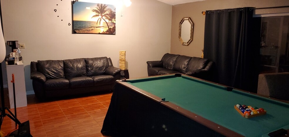 Vibe Lights, 75" Smart Movie Tv, Couches, Pool Table, Hookahs - 2665 Bay Leaf Dr