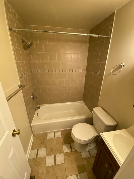 Building Photo - 3019 Ellwood Ave