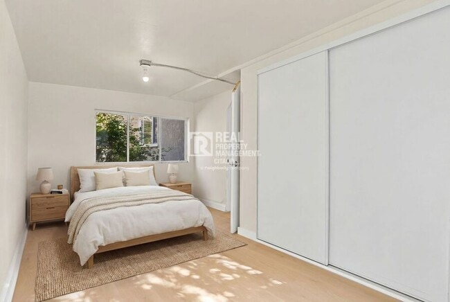 Building Photo - 1425 W Woodcrest Ave