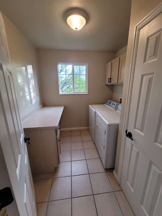 Building Photo - "Spacious 5-Bedroom home with 3.5 Baths and fenced yard!"