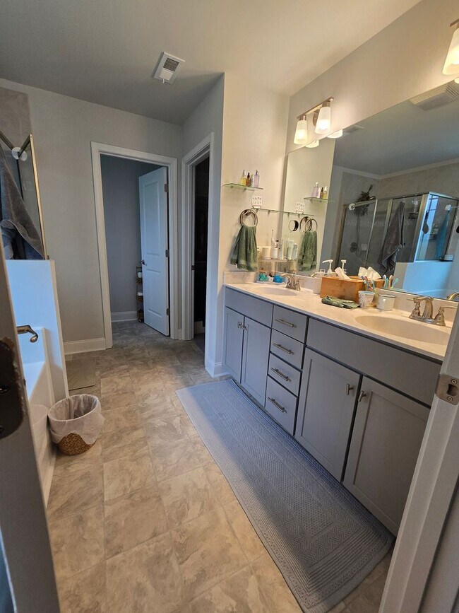 Building Photo - New Listing!!
