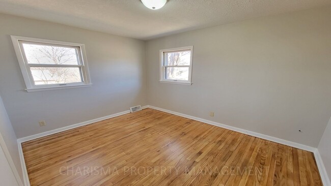 Building Photo - Newly Updated 2 Bedroom, 1.5 Bath House, C...