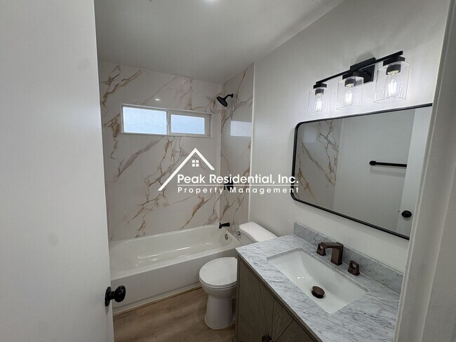 Building Photo - Updated 2bd/1ba Sacramento Duplex