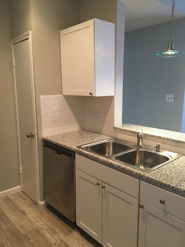 Building Photo - UT PRE LEASE: Updated 2 BR / 2 BA West Cam...