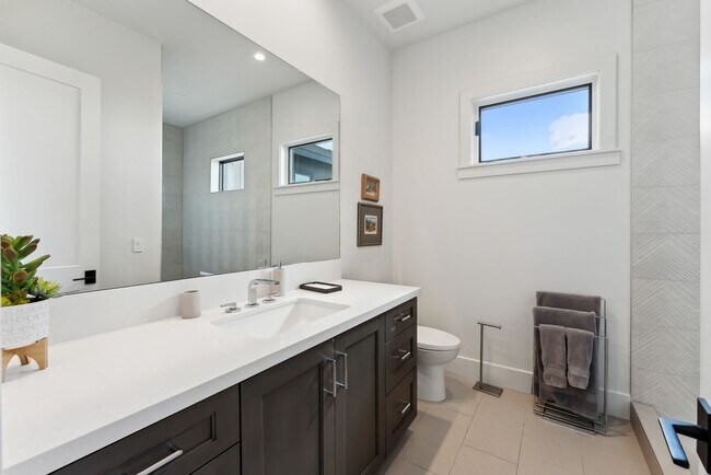 Building Photo - 3450 Ridgeway Dr