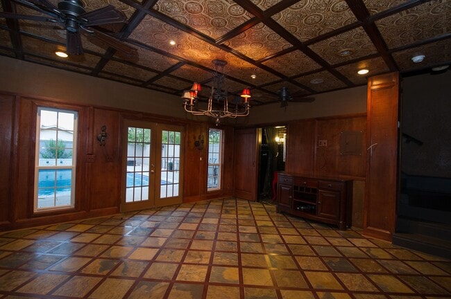 Building Photo - 701 Hereford St