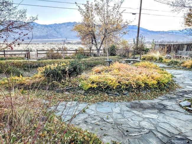Building Photo - Mostly Furnished Bishop home with large li...