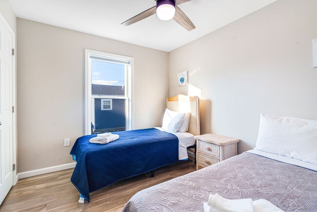 Building Photo - 12 Epping Ave