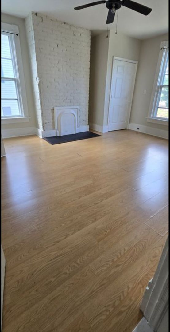 Building Photo - 3 Bedroom || 1 Bathroom Upstairs Duplex Unit