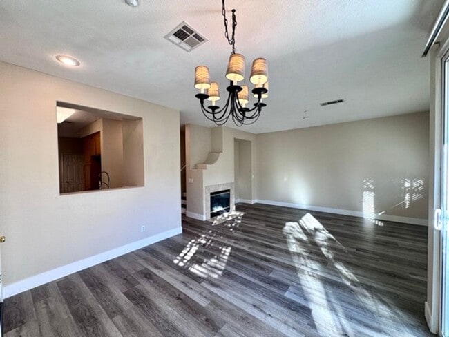 Building Photo - Beautiful and Spacious 3 Bedroom 2.5 Bath ...