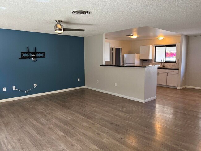 Building Photo - 2-Bedrooms and 2-Bathrooms Home Palm Desert