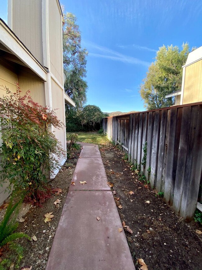 Building Photo - Three Bedroom, 2.5 Bath - Thousand Oaks