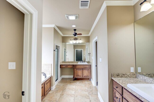 Building Photo - 520 Falling Water Cir