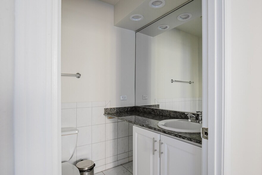 Building Photo - 200 E Chestnut St