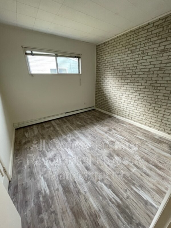 Building Photo - 22 Dorset Dr