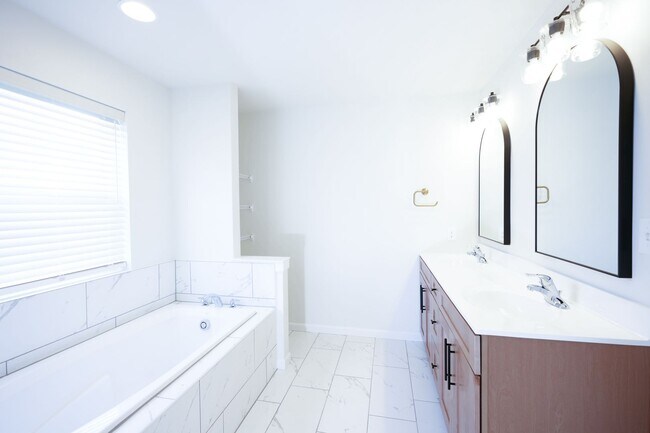 Building Photo - 245 Hollyhock Dr