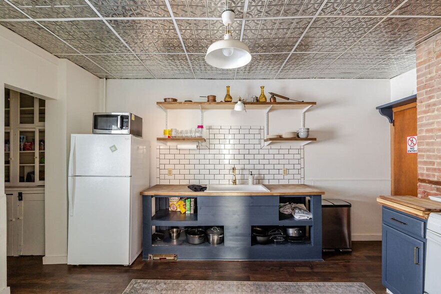 Building Photo - 552 Columbia St